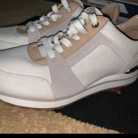 MICHAEL KORS WHITE CANVAS 🎾 SNEAKERS - Picture 2 of 5